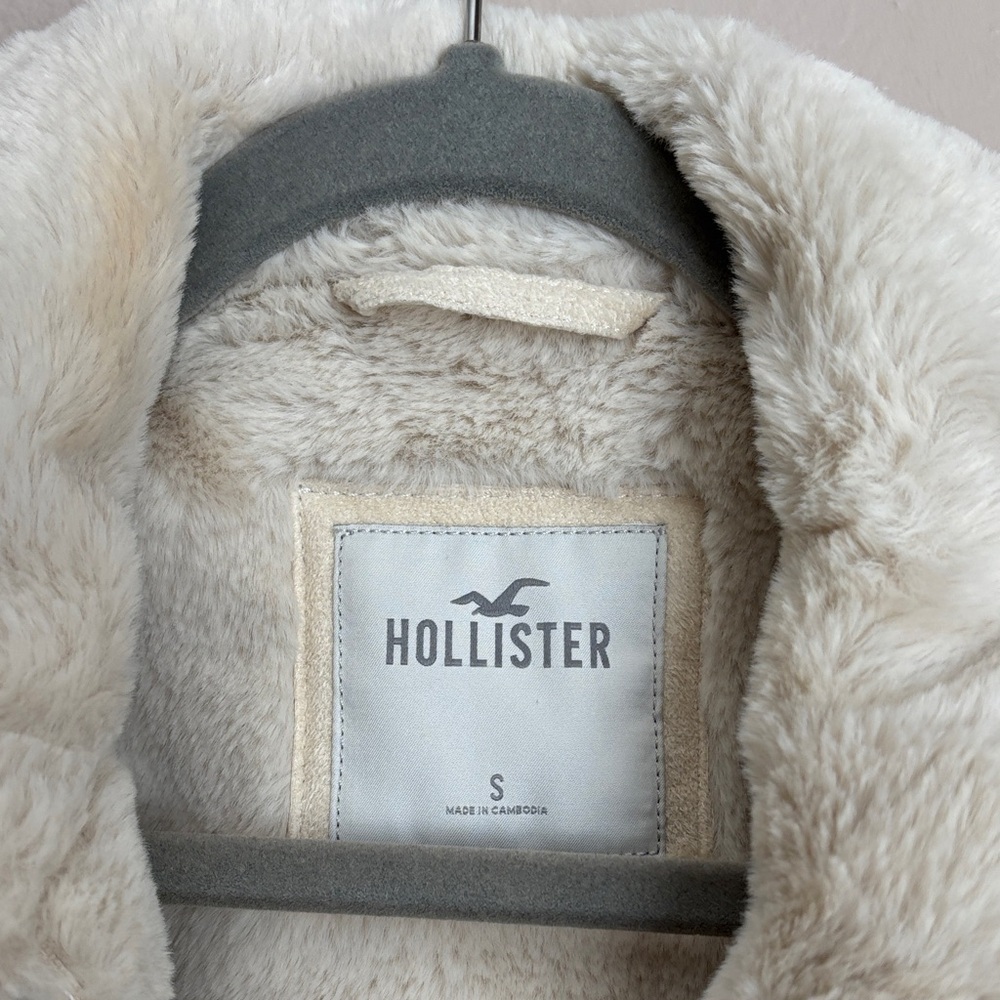 Hollister Women's Faux Fur Jacket size small - Picture 2 of 7